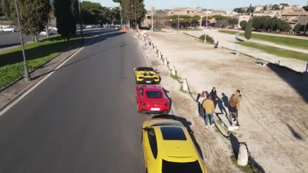 ローマ イタリア 2022年11月7日 ローマ市内中心部の排他的なスポーツ車のパフォーマンスの空中ビュー 赤フェラーリと通りの運転を待っている2つの黄色のランボルギーニスポーツ車 スーパースポーツ — ストック動画