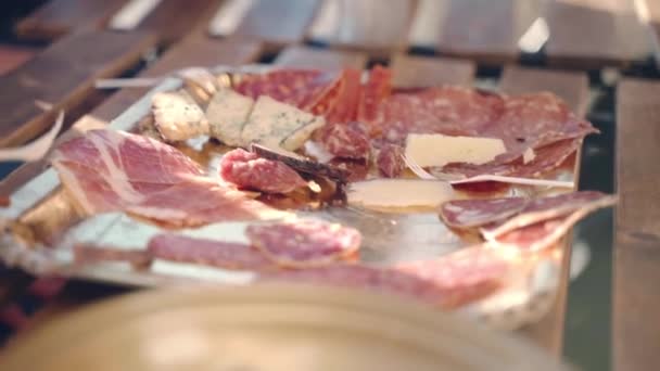 地元のレストランでトレイ上の伝統的なイタリア料理の食料品の選択 乾燥サラミのスライス 治癒したプロシュット 前菜ボード上のパルミジャーノチーズとゴルゴンゾーラ ハイの素朴な料理 — ストック動画
