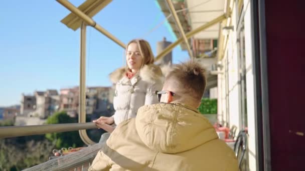 Jeune Couple Italien Amoureux Sortir Ensemble Dans Restaurant Campagne Confortable — Video
