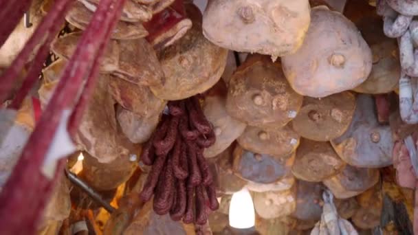 Przyprawy Sezonowe Rustykalne Produkty Mięsne Lokalnym Włoskim Sklepie Spożywczym Leczyć — Wideo stockowe