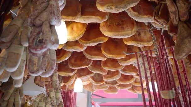 Berühmte Italienische Marmelade Und Trockenwurst Sorte Hängen Der Decke Lokalen — Stockvideo