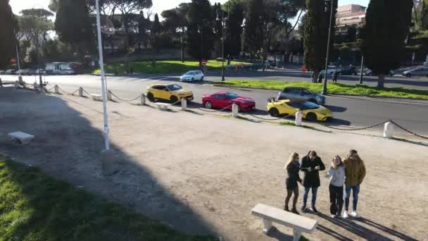 Italy November 2022 노란색 람보르기니와 페라리가 고대로 중심가에 주차되어 — 비디오