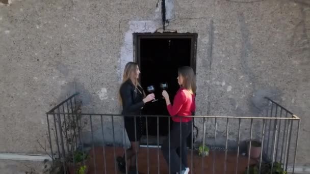 Жінки Друзі Стоять Невеликому Балконі Старого Будинку Сільській Місцевості Ють — стокове відео