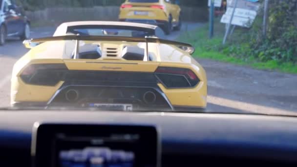 Roma Itália Novembro 2022 Lamborghini Amarelo Com Telhado Conversível Design — Vídeo de Stock