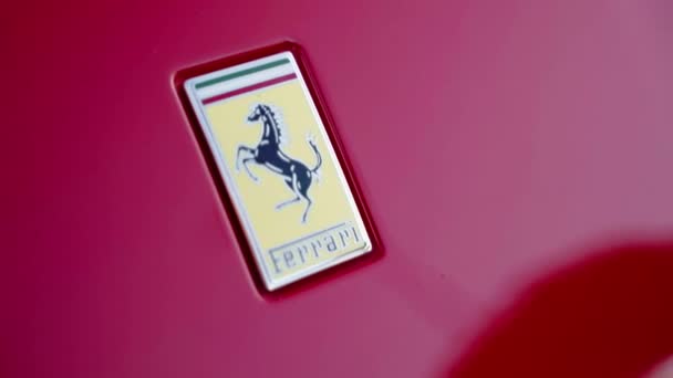 Rome Italy November 2022 Офіційний Логотип Ferrari Написом Конем Червоному — стокове відео