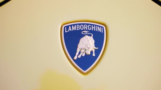 意大利罗马 2022年11月7日 一个官方兰博基尼标志的特写 上面印有黄色保险杠和公牛字样 是最强大跑车的标志 独一无二的黄色兰博基尼 — 图库视频影像
