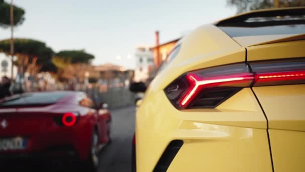 Rome Olaszország November 2022 Sárga Lamborghini Sportkocsi Teljesítménye Róma Utcáin — Stock videók