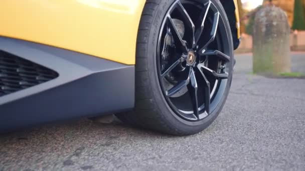 意大利罗马 2022年11月7日 兰博基尼超级跑车在罗马的表现 黄色高档跑车停在路边 拉博基尼车轮的特写 轮胎的中间有标志 — 图库视频影像