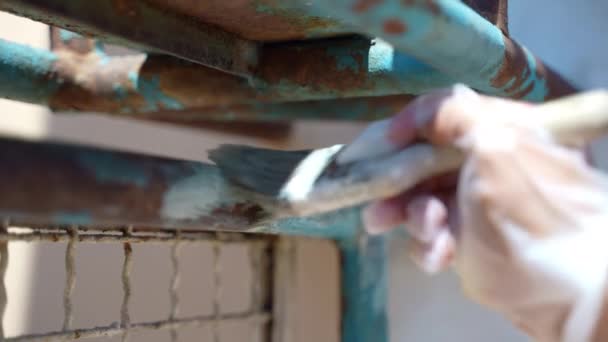 防腐蚀化学溶液的锈蚀金属表面 工人在手套使用刷涂料表面与底漆之前 最后的彩绘 腐蚀表面修复 工作过程 — 图库视频影像