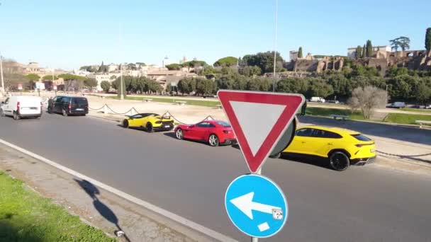 意大利罗马 2022年11月7日 罗马中心街道上的专属跑车表演 具有强大发动机和独特的内外设计的名贵汽车 高档跑车 — 图库视频影像