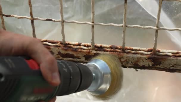 Zware Gecorrodeerde Metalen Oppervlak Werkman Verwijderen Roestige Overblijfselen Met Slijpmachine — Stockvideo