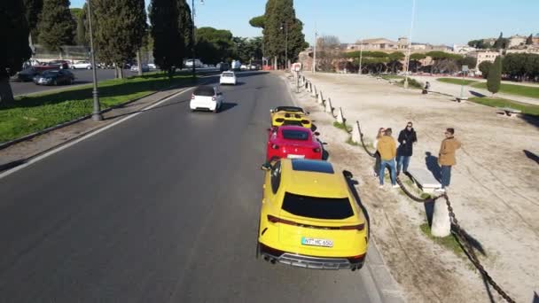 ローマ イタリア 2022年11月7日 ローマの中心部の側道に駐車排他的なスポーツカーの空中ビュー プレミアムクラスの車の特別な外観とインテリアデザイン スーパーカー — ストック動画