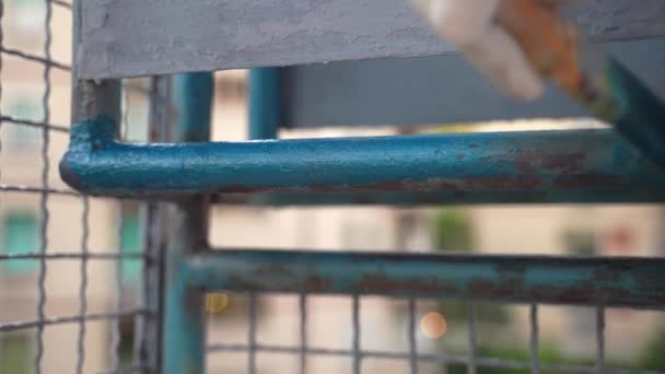 Werknemer Schilderen Balkon Ijzeren Frames Met Blauwe Kleur Reparateur Reconstrueren — Stockvideo