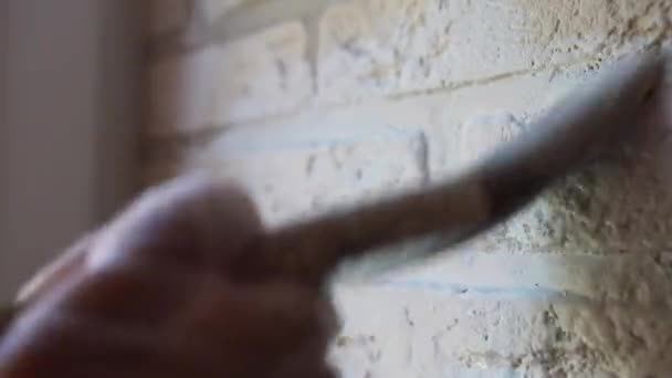 Κοντινό Πλάνο Του Προσώπου Χέρι Γάντια Επίστρωση Διακοσμητικό Πέτρινο Τοίχο — Αρχείο Βίντεο