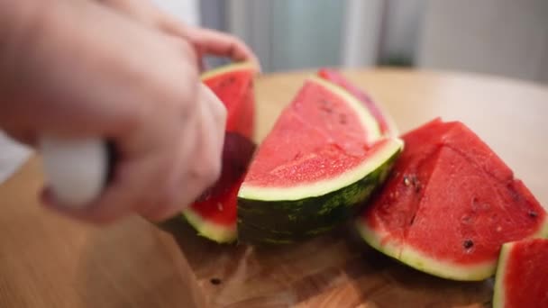 多汁的成熟西瓜切碎在木板上 人们用菜刀把夏天的水果切碎 用黑瓜子在里面开胃 水果收获的概念 高质量的 — 图库视频影像