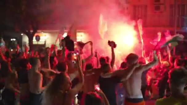 Рим Италия Июля 2021 Года Веселые Фанаты Толпы Прыгают Размахивают — стоковое видео