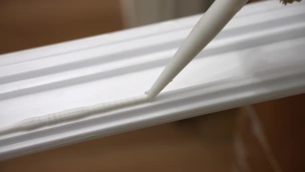 Process Applying Glue White Baseboard Surface Industrial Tube White Sealant — Vídeo de Stock