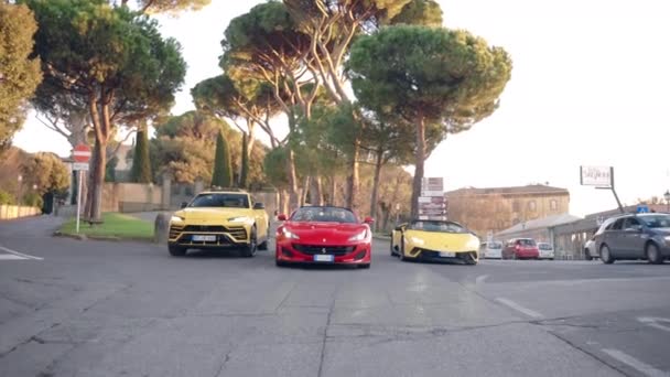 Rome Italia Marraskuu 2022 Premium Luokan Lamborghini Ferrari Urheiluautot Pysäköity — kuvapankkivideo