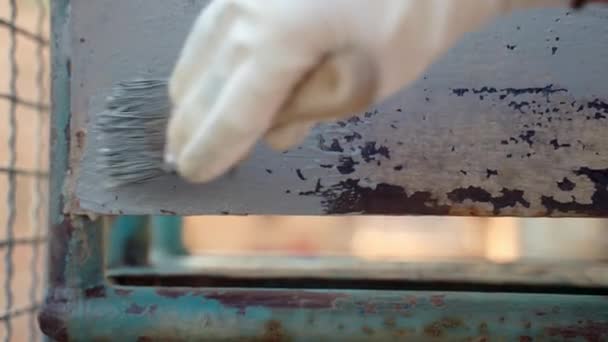 用特殊化学防腐蚀溶液对金属表面进行涂层改造的工艺 施工现场防止钢表面腐蚀 手套涂装工人腐蚀表面 — 图库视频影像