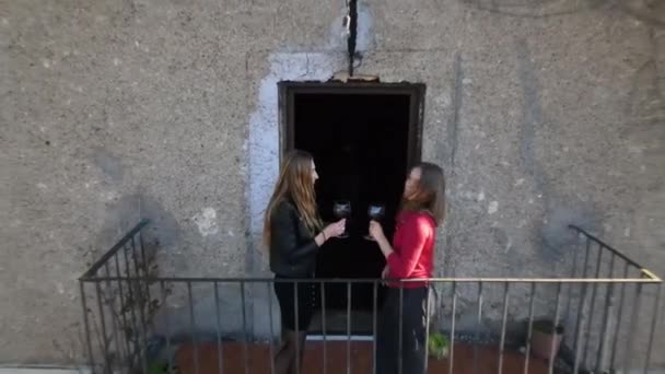 Аерофотозйомка Привабливих Друзів Жінки Стоять Балконі Сільського Будинку Ють Смак — стокове відео