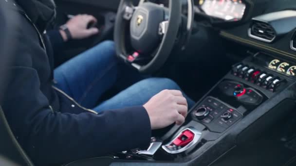 Рим Италия Ноября 2022 Человек Выходит Роскошного Автомобиля Lamborghini Припаркованного — стоковое видео