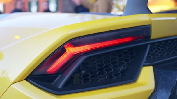 Rzym Włochy Listopad 2022 Ekskluzywny Wygląd Zewnętrzny Żółty Samochód Sportowy — Wideo stockowe