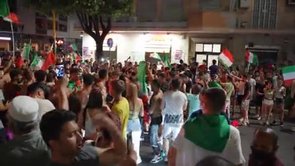 Rzym Włochy Lipiec 2021 Tłum Fanów Świętujących Zwycięstwo Meczów Piłki — Wideo stockowe