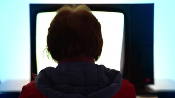 Mujer Mediana Edad Sentada Frente Televisión Retro Sobre Fondo Turquesa — Vídeos de Stock