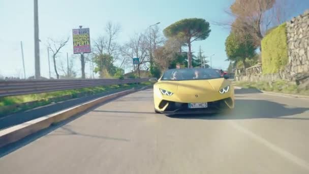 ローマ イタリア 2022年11月7日 高級車コレクションのストリートパフォーマンス ユニークなインテリアと外装デザインのプレミアムクラスのスポーツカー フェラーリとランボルギーニのスポーツカー — ストック動画