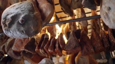 Geleneksel yerel marketlerde yüksek kalitede rustik et ürünleri, iyileştirilmiş prosciutto bacakları, tütsülenmiş jambon ve domuz eti, kurutulmuş sosisler ve tavanda asılı salam. Et.