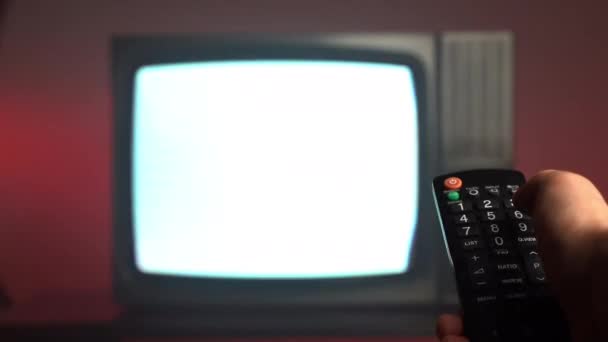 テレビ画面のフリッカーや歪み 赤の背景に古い壊れたテレビで水平方向の縞を点滅させます 人の手より良い信号のためのリモートコントロール検索でテレビチャンネルを変更 ロイヤリティフリーストック映像
