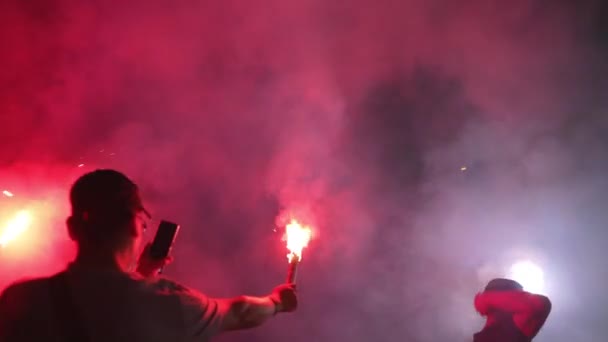 ローマ イタリア 2021年7月11日 ユーロ2020でサッカーチームの勝利後 ローマの路上でイタリア市民の愛国心 勝利を祝うファン 煙のフレアを燃焼し 叫んでいます ロイヤリティフリーストック映像