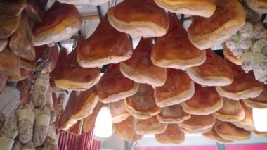 Yerel marketlerde çok çeşitli rustik et ürünleri, iyileştirilmiş prosciutto bacakları, tütsülenmiş sosisler ve tavanda asılı kurutulmuş salam, geleneksel İtalyan şarküteri, yüksek kaliteli