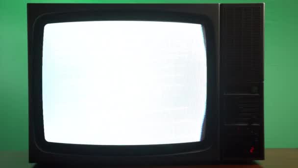 緑の背景に対する古いヴィンテージ点滅テレビ テレビ画面上の水平方向の縞模様と歪み アンティークTv上の悪い衛星信号 ノイズとバーの干渉で壊れたテレビ ロイヤリティフリーストック映像