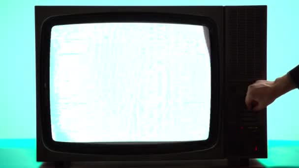 Personne Allume Éteint Les Chaînes Télévision Sur Télévision Vintage Avec Vidéo De Stock