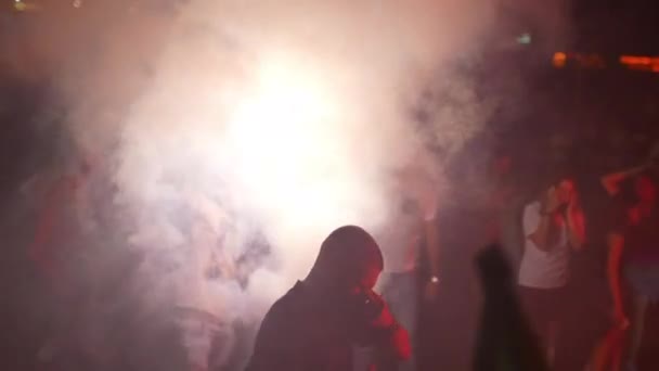 ローマ イタリア 2021年7月11日 ローマの街でサッカーチームの勝利を祝うイタリアのサッカーファン 国旗を振って激怒した人々の群衆 応援し 燃える 動画クリップ