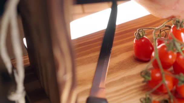 Dolly Shot Tradycyjnego Włoskiego Antipasto Drewnianej Desce Świeże Pomidory Wyciąć — Wideo stockowe
