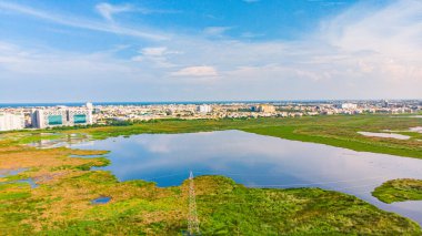 Pallikarnai Bataklık Toprakları, Chennai, Hindistan yakınlarında binalar görüldü.