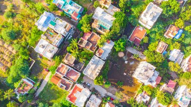Güneş ışığı, Aerial View, Chennai, Hindistan 'dan binaların ve ağaçların arasından görünüyor.