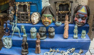 Renkli Essaouira Medina yollarında yürüyorum