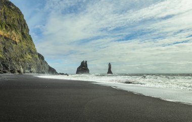 Reynisfjara siyah kumsal Vik yakınlarında, Güney İzlanda 'da bir sahil köyü.