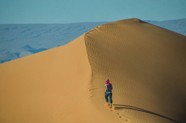 Fas 'ın Mhamid bölgesindeki Sahra çölünde.