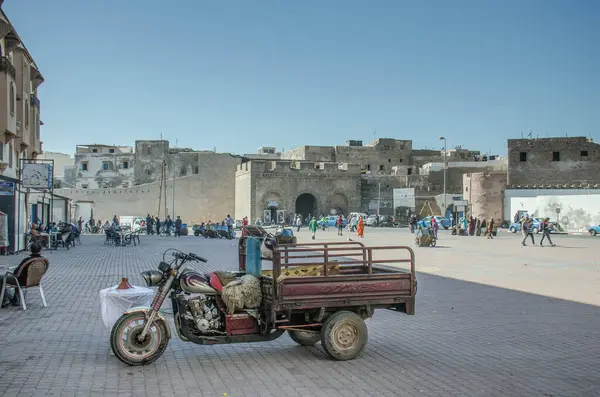 Renkli Essaouira Medina yollarında yürüyorum