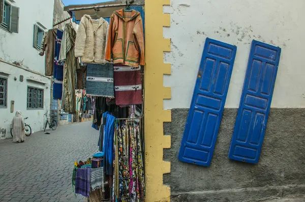 Renkli Essaouira Medina yollarında yürüyorum