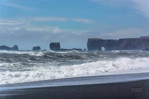 Reynisfjara siyah kumsal Vik yakınlarında, Güney İzlanda 'da bir sahil köyü.