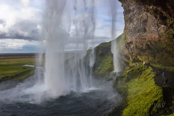 Seljalandsfoss, 60 metrelik bu volkanik buzullarla beslenen şelalenin ardında dik bir uçurumdan aşağı yuvarlanarak yürüyebilirsin..