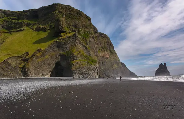 Reynisfjara siyah kumsal Vik yakınlarında, Güney İzlanda 'da bir sahil köyü.