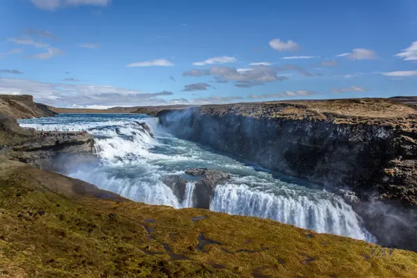 Gullfoss Şelalesi, İkonik Şelalesi Hvit Nehri 'nin 90 kıvrımı boyunca çok basamaklı şelalesi ile bilinir..