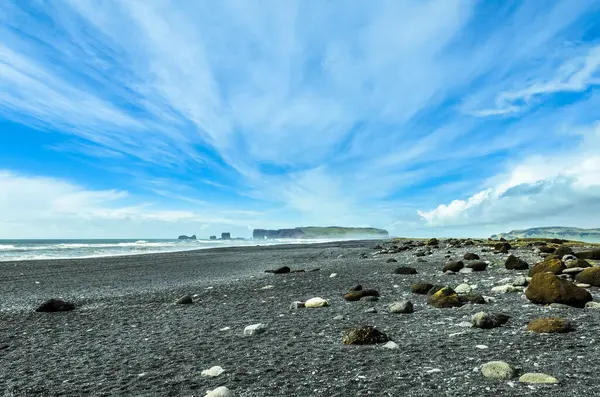 Reynisfjara siyah kumsal Vik yakınlarında, Güney İzlanda 'da bir sahil köyü.
