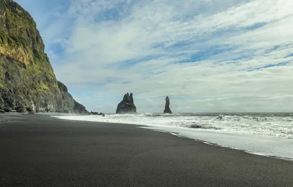 Reynisfjara siyah kumsal Vik yakınlarında, Güney İzlanda 'da bir sahil köyü.